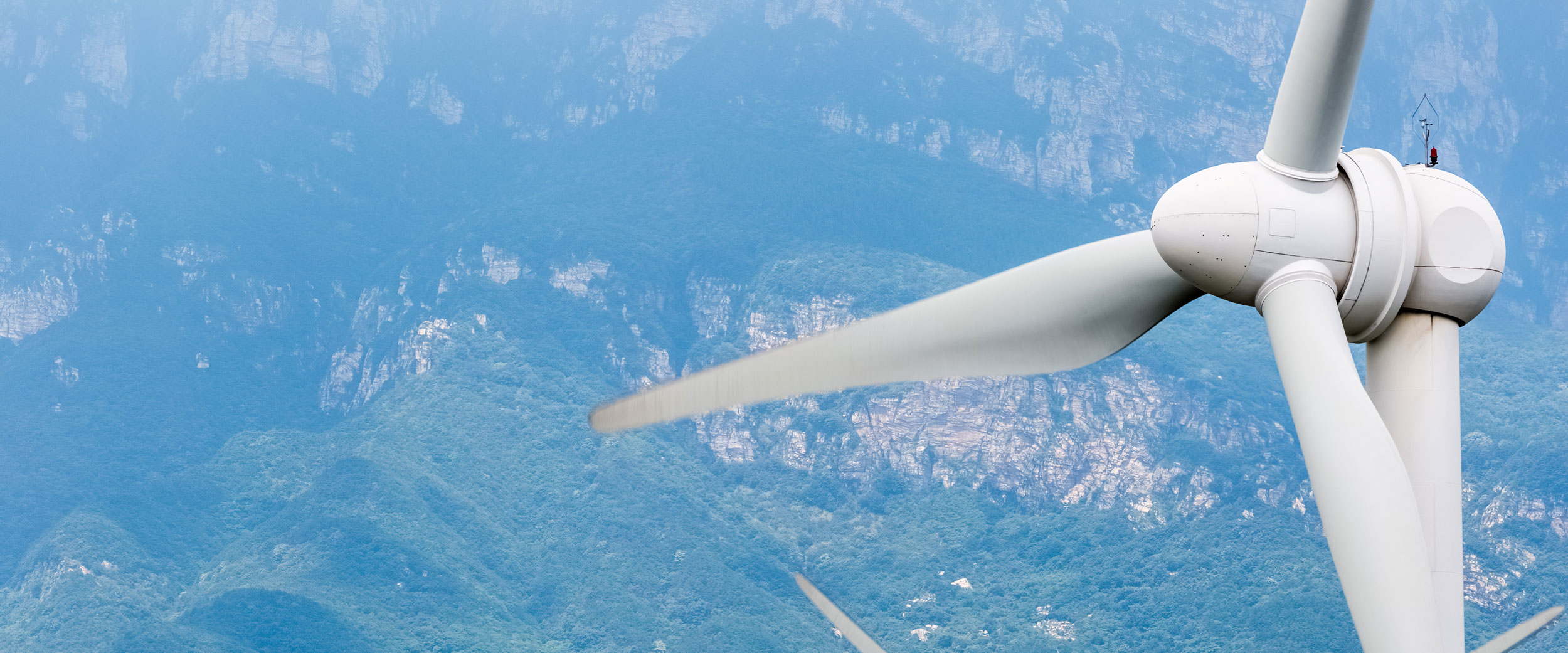 Windkraftanlage, die erneuerbare Energie produziert.